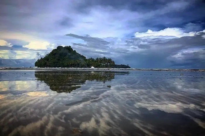Air Manis Beach in Padang, The Natural Charm and Inspiring Legend of Malin Kundang